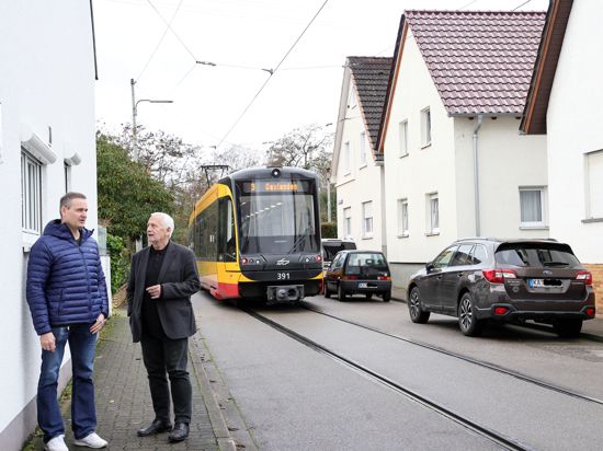 Stadtrat Lüppo Cramer (KAL) und Anwohner Konrad Jost (links) tauschen sich über die Straßenbahn-Problematik in Karlsruhe-Daxlanden aus.