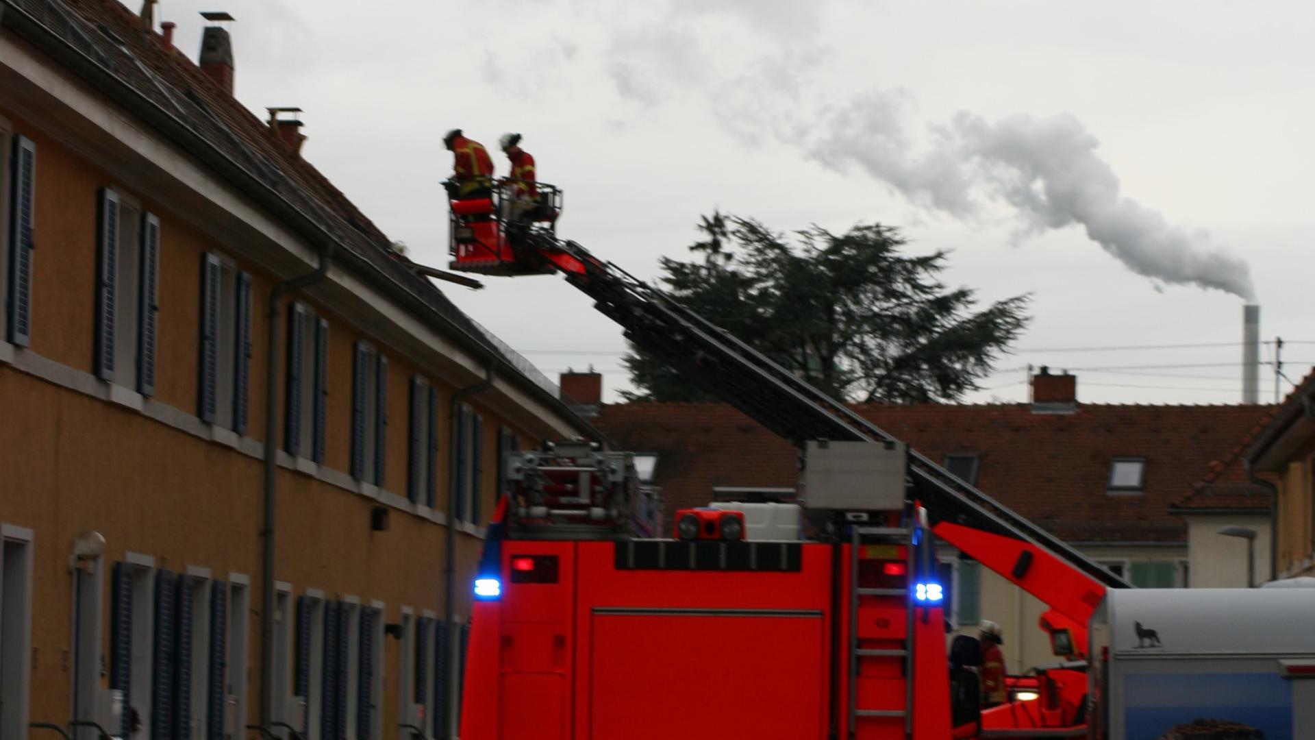 Feuerwehreinsatz in der Salmenstraße in Karlsruhe-Daxlanden.