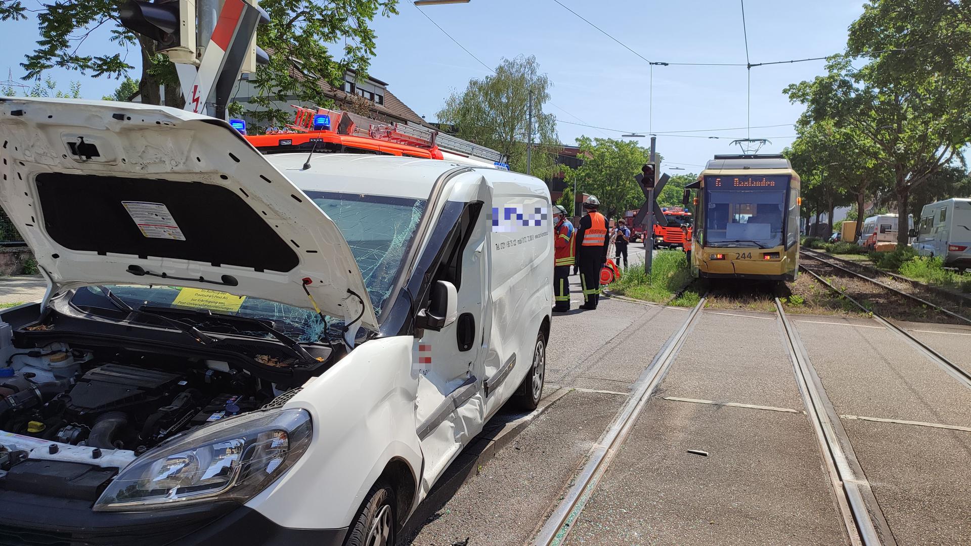 Ein Autofahrer hat in Karlsruhe-Daxlanden das Rotlicht einer Ampel missachtet und ist mit einer Straßenbahn zusammengestoßen.