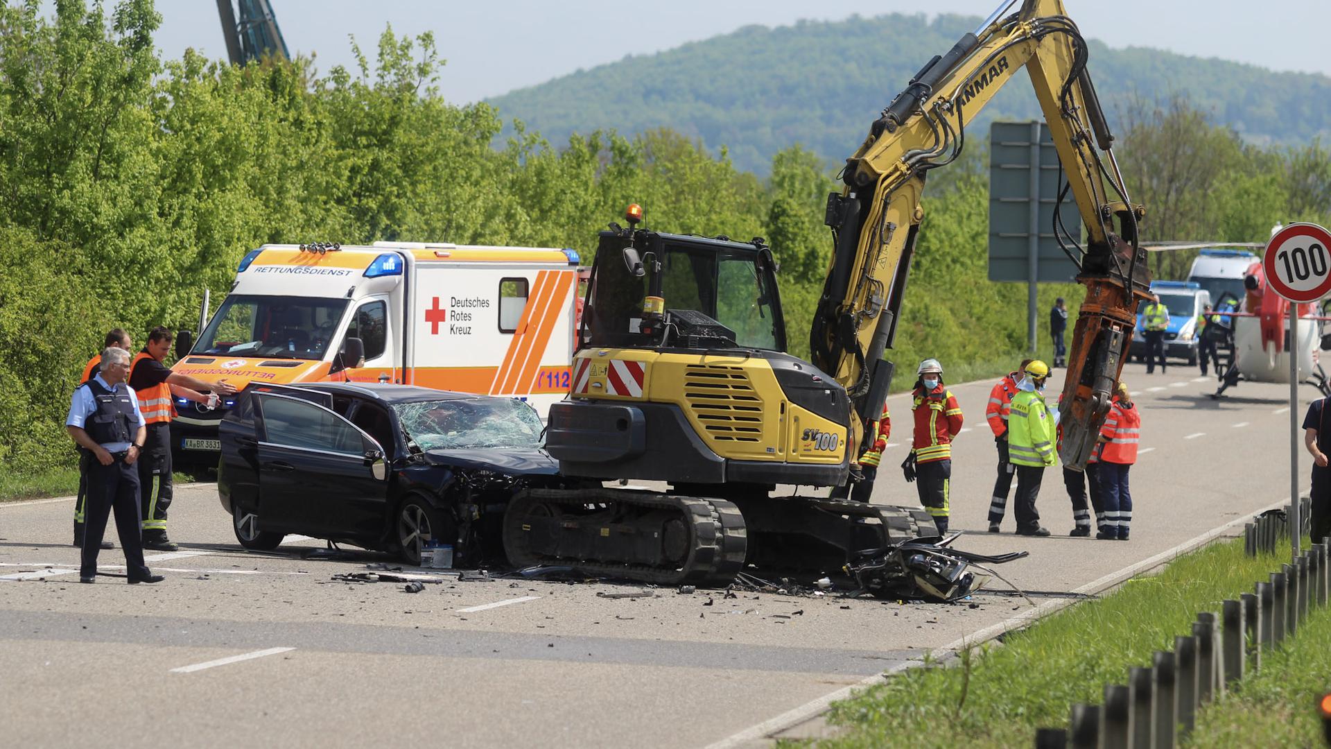 Tödlicher Unfall auf der B10: Nahe Karlsruhe-Durlach kollidierte ein 27 Jahre alter Autofahrer im Baustellenbereich mit einem Bagger.