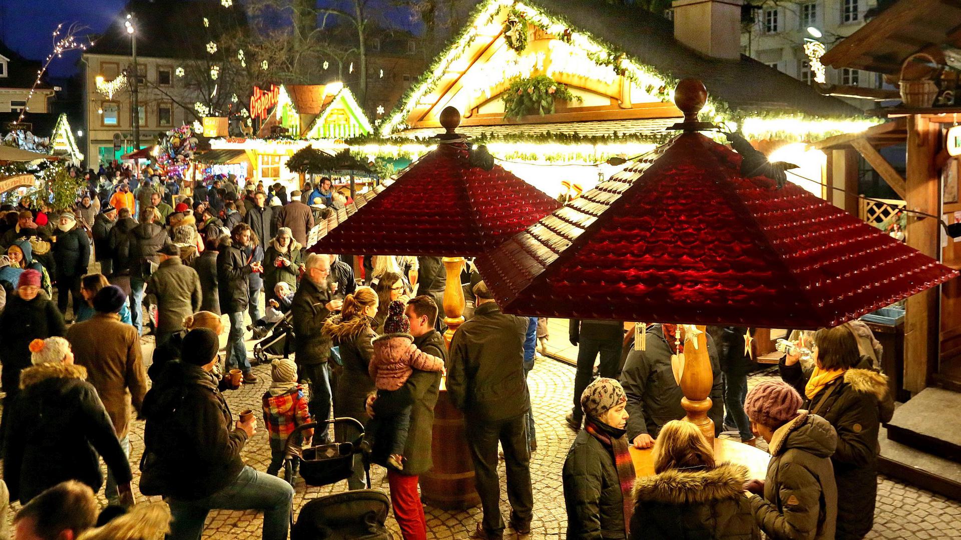 Am 5.12.2017 ist der Mittelalterliche Weihnachtsmarkt in Durlach bei der Karlsburg eine Attraktion für Menschen jeden Alters.