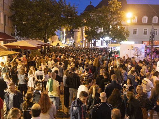 Am 3.7.2022 ist beim Altstadtfest Durlach der Platz an der Karlsburg voller Menschen.