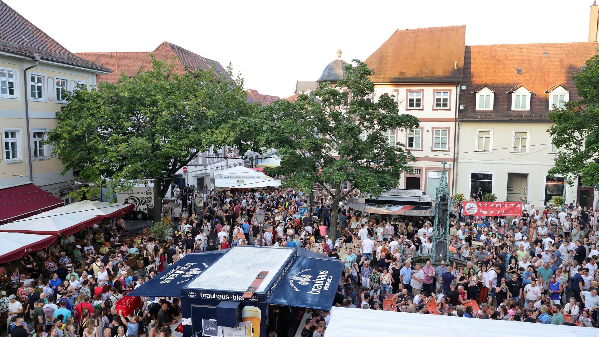 Am ersten Tag des Altstadtfests Durlach ist rund um den Brunnen auf dem Marktplatz ebensoviel Betrieb wie in der Pfinztalstraße und den angrenzenden Gassen und Gässchen.