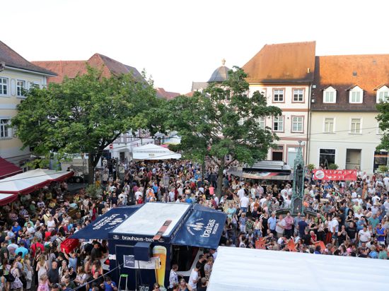 Am ersten Tag des Altstadtfests Durlach ist rund um den Brunnen auf dem Marktplatz ebensoviel Betrieb wie in der Pfinztalstraße und den angrenzenden Gassen und Gässchen.