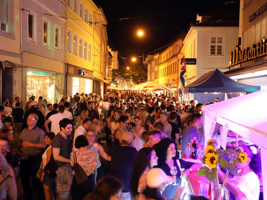 Menschen stehen beim Durlacher Altstadtfest 2019 auf de Straße bei den Ständen.
