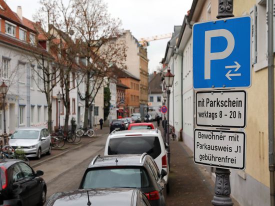 Anwohner können in Durlach in der Ochsentorstraße zeitlich unbegrenzt parken – mit Berechtigungsausweis. Der wird voraussichtlich bald um ein Vielfaches teurer.