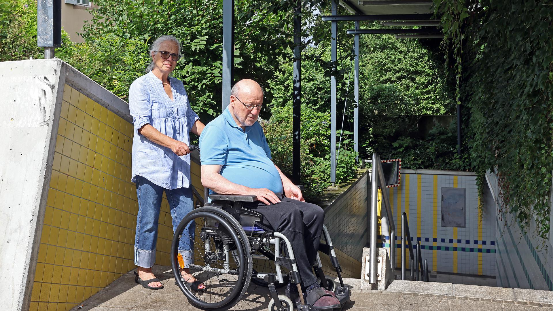 Am 26.06.2022 zeigen am Bahnhof Durlach Gudrun und Horst Gaiser aus der Untermühlsiedlung die Situation für Rollstuhlfahrer an der Unteren Mühle.