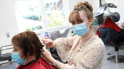 Lisa Difflipp schneidet einer Kundin im Friseursalon ihrer Familie in Durlach-Aue die Haare.