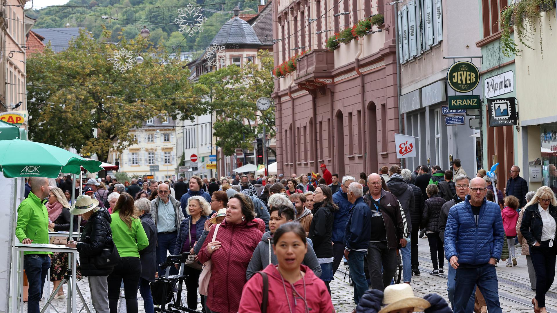 Verkaufsoffener Sonntag in Durlach: Die Karlsruher sind in Stöberlaune und lassen sich durch die Straßen treiben.