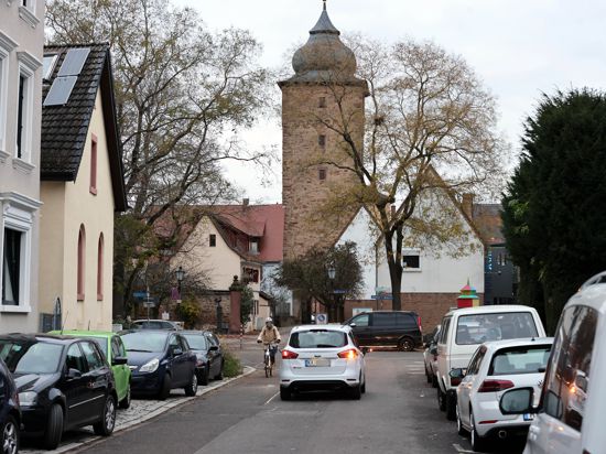 Am 5.12.2022 hat am Rand der Durlacher Altstadt eine Radfahrerin in der Basler-Tor-Straße wenig Platz zwischen parkenden Autos und einem entgegenkommenden Auto.