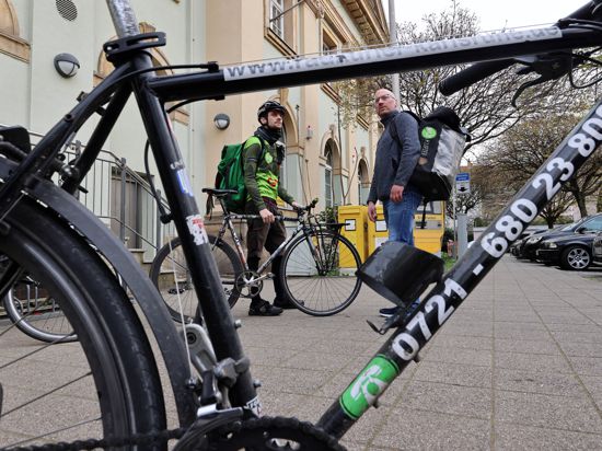 Am 29.03.2022 stehen Radkurier Julian (links) mit seinem Fixie-Fahrrad und sein Chef David Budwasch von der Firma Radkurier Karlsruhe vor der Post in Karlsruhe-Durlach.