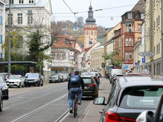 Am 28.11.2022 können Radfahrer in der Pfinztalstraße in Durlach nicht gut fahren.