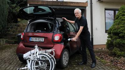 4.02.2021  E-Mobilität genießt auf dem Geigersberg in Durlach Andreas Hintze. Sein E-Smart tankt Strom aus Sonnenkraft, die Fotovoltaik-Anlage ist auf dem Dach. Ein Faltrad im Kofferraum eröffnet zusätzliche Möglichkeiten.