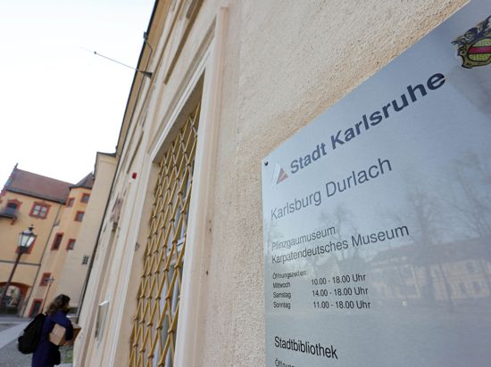 Ein Schild an der Karlsburg Durlach weist auf das Karpatendeutsche Museum hin.