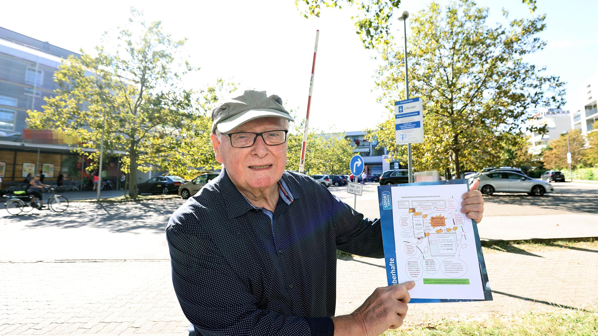 Ein Senior mit Schildmütze vor einem Supermarktparkplatz in Durlach, von dem er sich in seiner Ruhe gestört gefühlt.