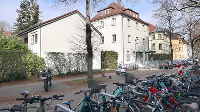 16.02.2023 Das Grundstück für die geplante Mensa zur Erweiterung des Markgrafen-Gymnasiums Durlach liegt an der Karl-Weysser-Straße und ist aktuell bebaut mit dem Haus Nummer 15.