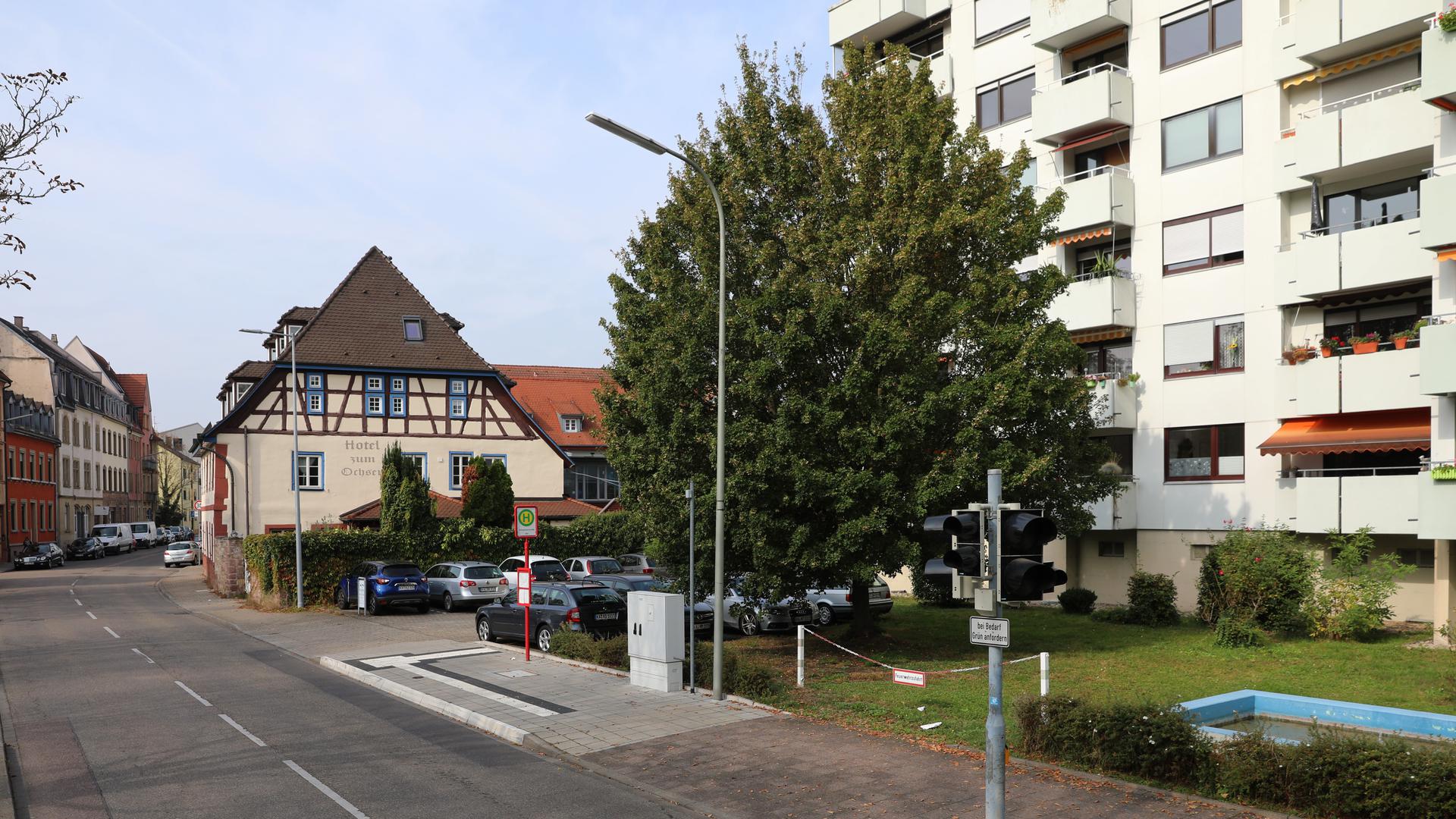 Gasthaus „Ochsen“ in Durlach am 11. Oktober 2021 neben der Wohnanlage „Am Blumentor“, Ansicht von der Pfinzstraße