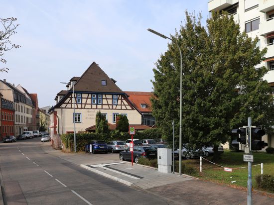Gasthaus „Ochsen“ in Durlach am 11. Oktober 2021 neben der Wohnanlage „Am Blumentor“, Ansicht von der Pfinzstraße