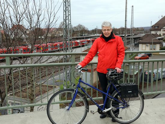 23.12.2020 Barbara Parr mit Fahrrad an der Durlacher Allee über dem Bahnhof Durlach