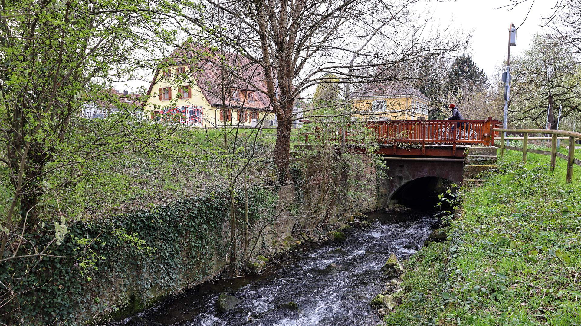 Am 5. April 2022 überqueren Fußgänger die Pfinz in Durlach bei der Obermühle.