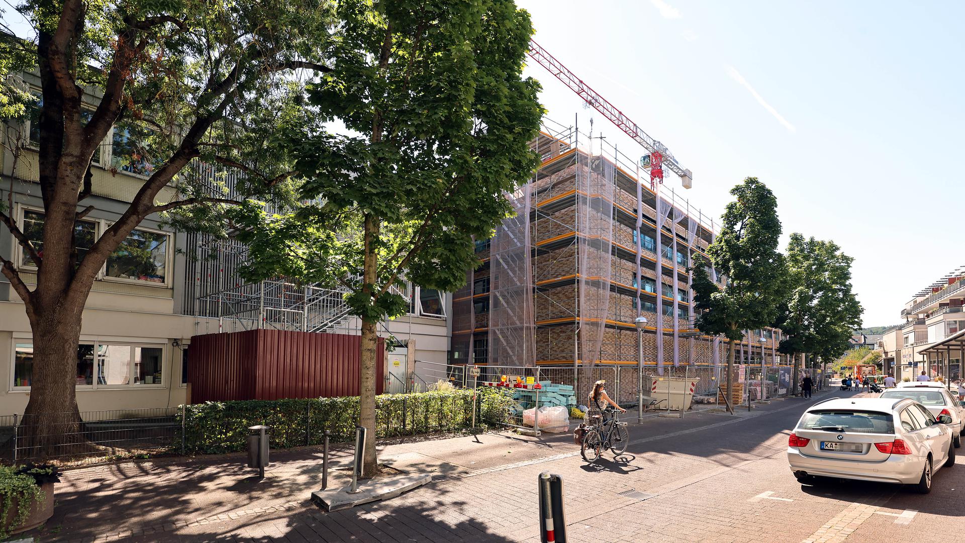 Am 3.08.2022 erhält der Mensa-Neubau an der Schloss-Schule in Durlach seine Klinkerfassade.