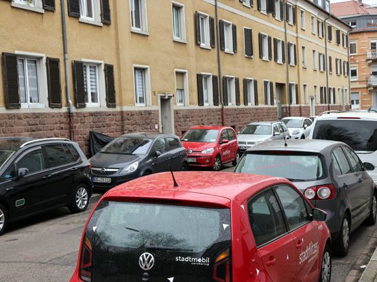 Am 18.03.2022 stehen vom Carsharing-Anbieter Stadtmobil Karlsruhe zwei Stadtflitzer in Durlach bei der Pestalozzi-Schule.