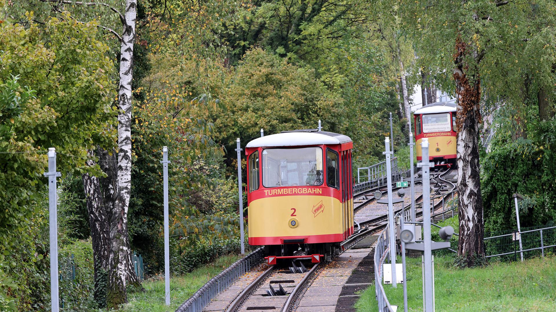 Am 21. 10.2022 fährt die Turmbergbahn in Durlach nach normalem Sommerfahrplan, der zehn Tage später, am 31. Oktober, endet. Ursprünglich hätte dann für immer Schluss sein sollen. Doch die Betriebsdauer der ältesten noch betriebenen Stadtseilbahn Deutschlands ist um sechs Monate verlängert.
