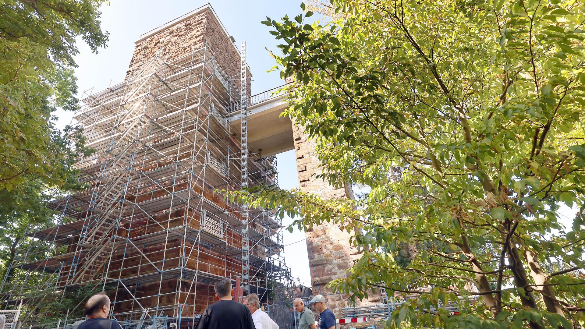 Am 25.07.2022 sind am Turmberg  zur Vorbereitung der einjährigen Fassadensanierung am Bergfried die Arbeiten am Gerüst fast abgeschlossen.