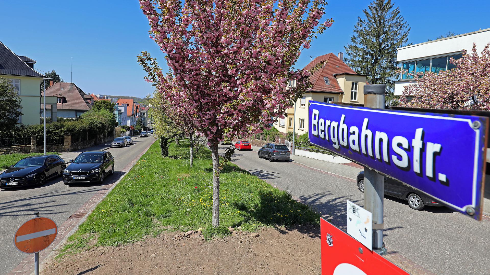 26.04.2021 In der Mitte der Bergbahnstraße verläuft die geplante Verlängerung der neuen Turmbergbahn in Durlach.