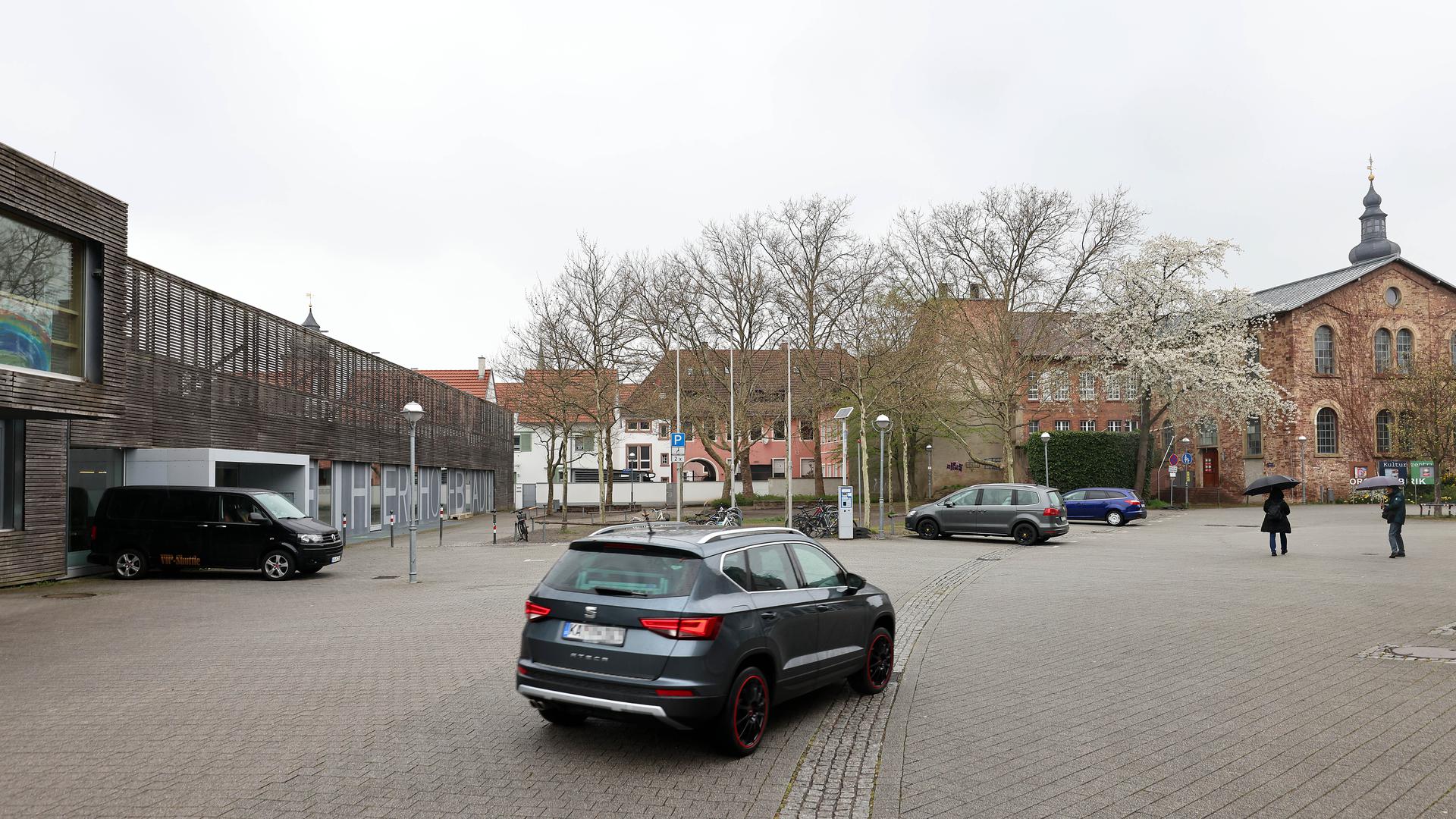 Am 1. April 2022 sind im Weiherhof in Durlach einige Autos geparkt. Links vorne der Schülerhort, daran schließt sich das Weiherhofbad an. Rechts das Kulturzentrum Orgelfabrik mit dem Durchgang zum Altstadtring.