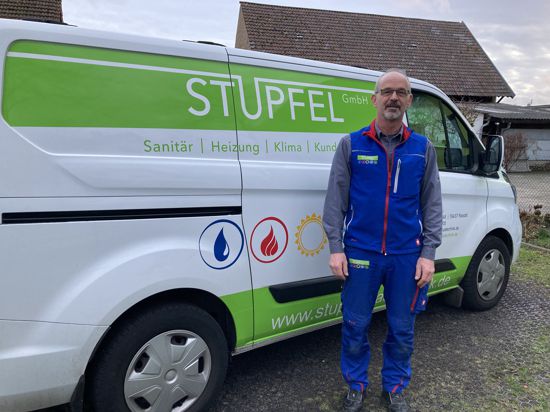 Heizungsmonteur Thomas Schickel steht vor einem Fahrzeug seines Arbeitgebers, die Stupfel GmbH in Rastatt.