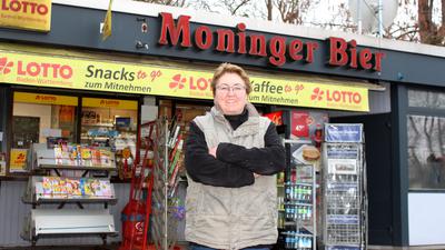 Leidenschaft Kiosk: Als Gastgeberin muss man geboren sein, sagt Ulrike Dumont. Seit fast 30 Jahren betreibt sie den Kiosk am Durlacher Bahnhof.