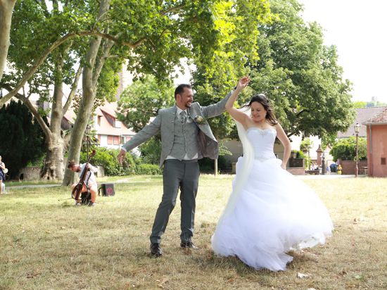 Ein Happy End: Patrik und Madeleine Bicak feiern wegen der Corona-Pandemie ihre Hochzeit im Sommer 2020 nicht wie geplant in der Slowakei, sondern in der Nikolauskapelle in Durlach. Mit der Entscheidung ist das Paar aber mehr als zufrieden.