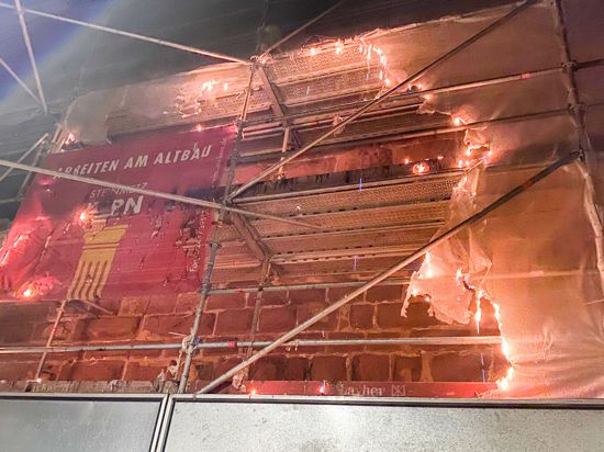 In der Nacht zu Samstag musste die Feuerwehr eine brennende Verkleidung am Karlsruher Turmberg löschen. 