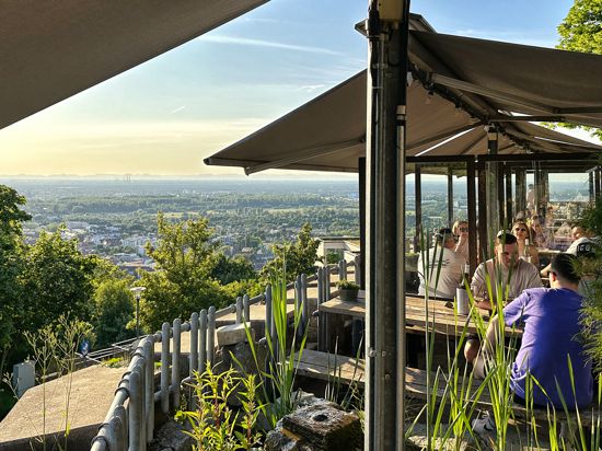 365 Tage im Jahr geöffnet ist die Terrasse des Hof-Bistros von Anders auf dem Turmberg. Vom 256 Meter hohen Karlsruher Hausberg hat man einen Blick auf das Stadtgebiet von Durlach und Karlsruhe, auf die Rheinebene und sommerliche Sonnenuntergänge.