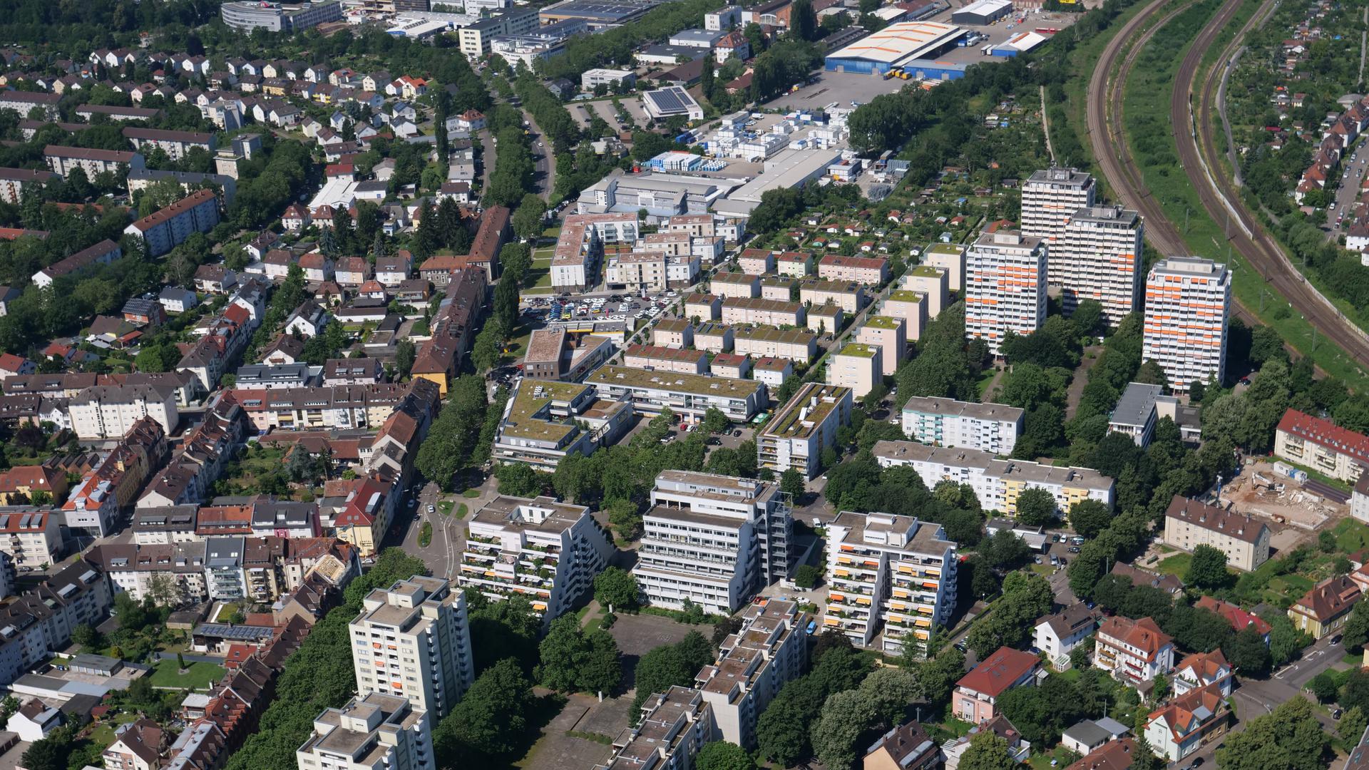 Luftbild 2019 Karlsruhe-Durlach: Blick auf das Areal Killisfeldstraße, Raiherwiesenstraße mit ehemaliger Paracelsus-Klinik (Terrassengebäude) sowie Pfaffstraße mit den Hochhäusern der so genannten Richt-Anlage (rechts) neben den Eisenbahngleisen