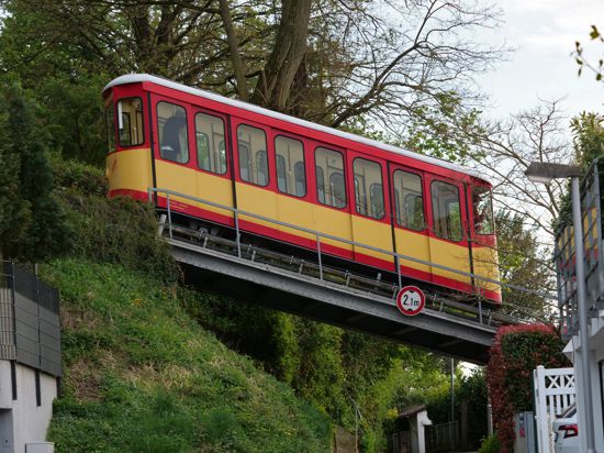 Mitte April fährt die Turmbergbahn Durlach in ihrer letzten Saison in nostalgischer Gestalt   am steilen Hang über die Brücke am Wolfweg.