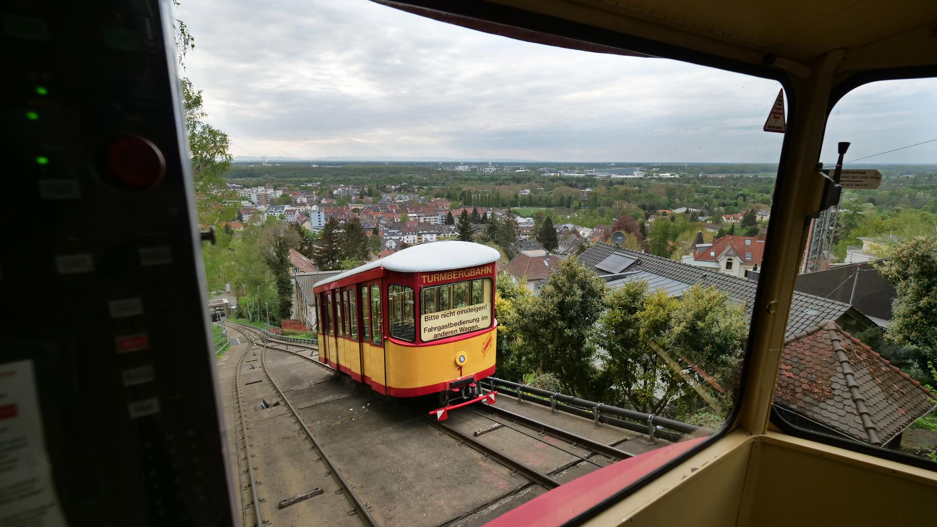 Die Turmbergbahn in Durlach fährt am 22. April 2022 in die Bergstation an der Turmbergterrasse.