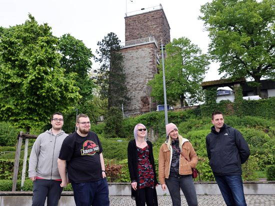 Jacob, Christoph, Julia, Giulia und Julian (v.l.n.r.) schauen von der Aussichtsplattform auf Karlsruhe. Hinter ihnen ist der Turmberg.