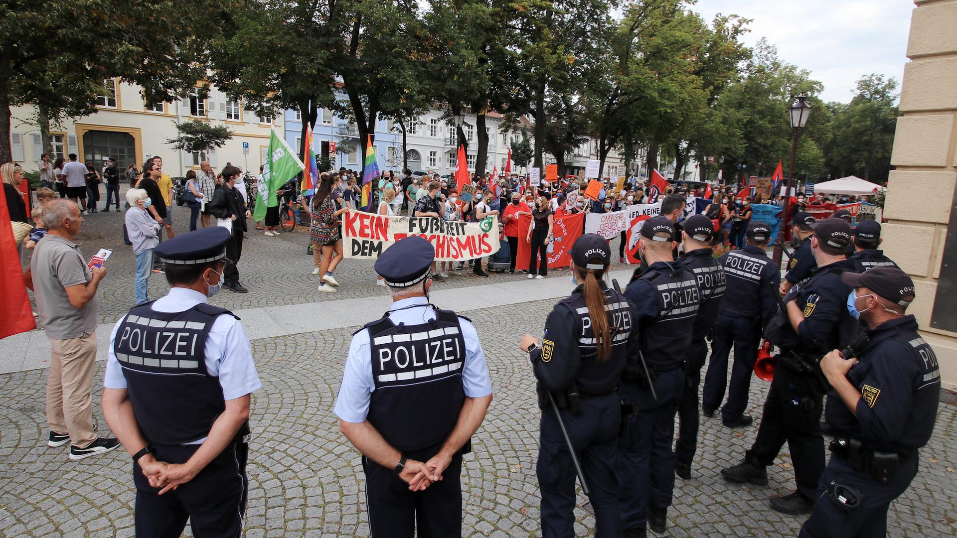 Polizeieinsatz bei Gegendemonstration vor einer AfD-Veranstaltung in Durlach