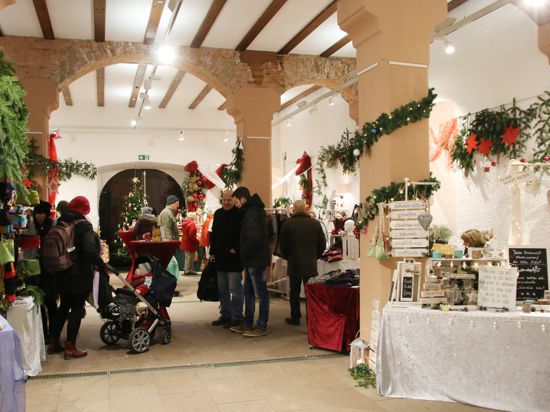 Besucher unterhalten sich im Rathausgewölbe auf dem dortigen Weihnachtsmarkt Durlach.