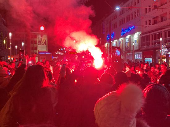 Mit roten Fackeln und Böllern wurde der Halbfinaleinzug des marokkanischen Nationalteams in der Karlsruher Innenstadt gefeiert.