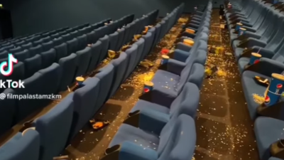 Verwüsteter Kinosaal: Überall liegen Popcorn und leere Verpackungen.