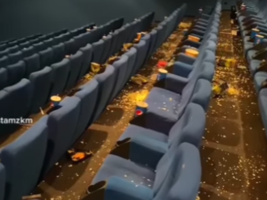 Verwüsteter Kinosaal: Überall liegen Popcorn und leere Verpackungen.