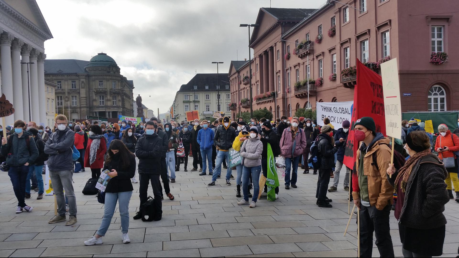 Demonstranten stehen beim Klimastreik von Fridays for Future auf dem Marktplatz in Karlsruhe.