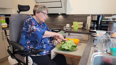 Krin Breunig im Rollstuhl in ihrer Küche.