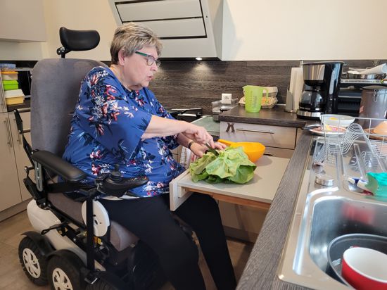 Krin Breunig im Rollstuhl in ihrer Küche.