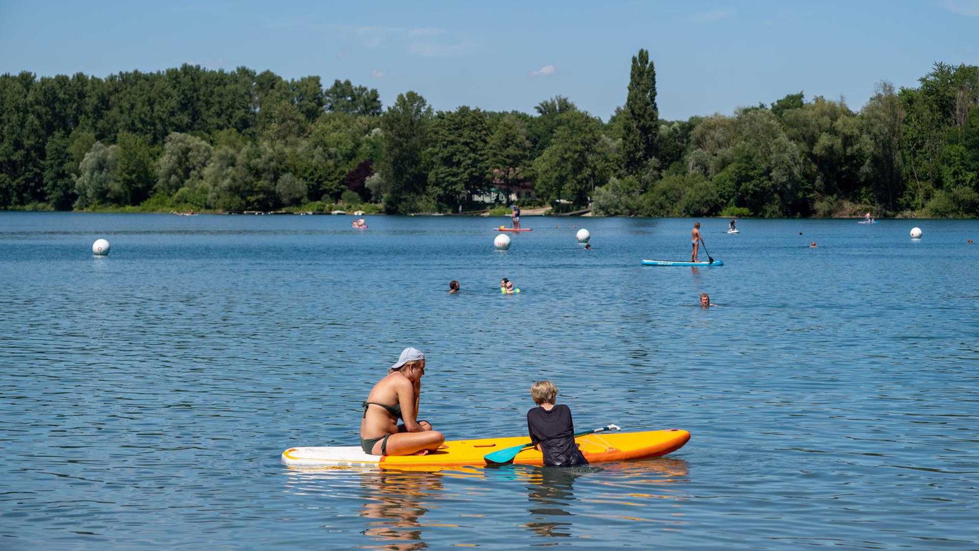 Ein Sommer-Sonntag am Baggersee Grötzingen mit vielen Besuchern und Sonne pur.