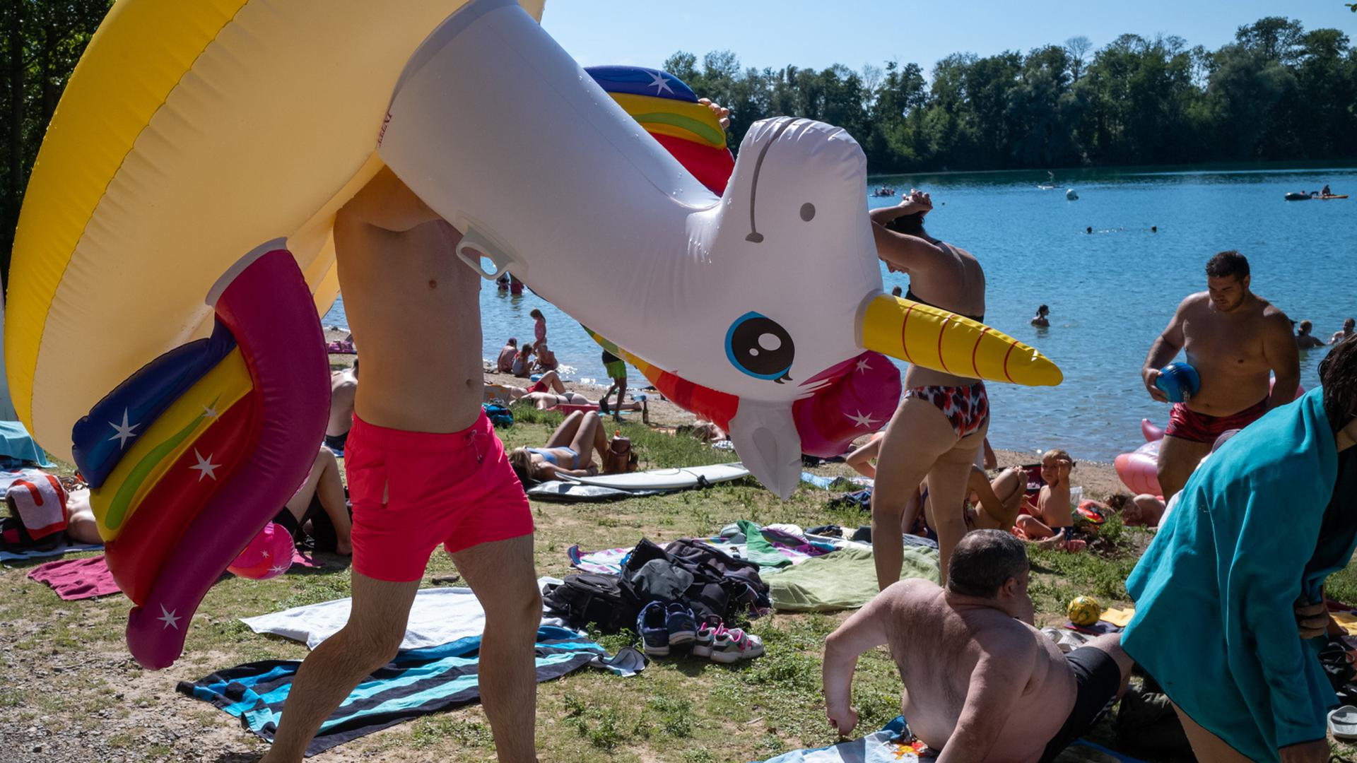 Ein Sommer-Sonntag am Baggersee Grötzingen mit vielen Besuchern und Sonne pur.