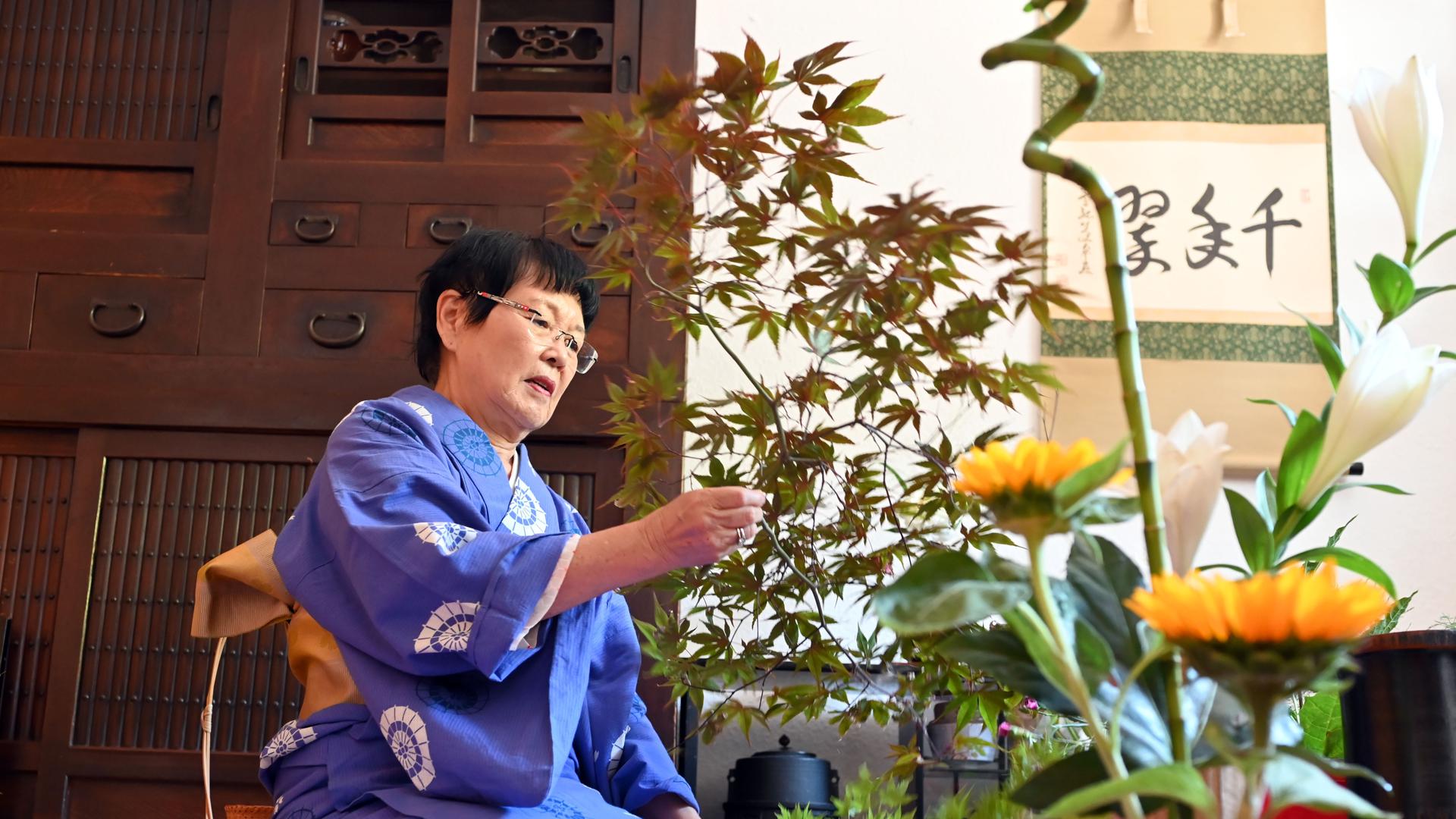 Frau Teruko Matsushima-Fritz zeigt  ikebana / kado, japanische Kunst des Blumensteckens.